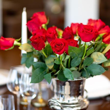Hotel Le Premier Zagreb Exterior foto Roses in a vase