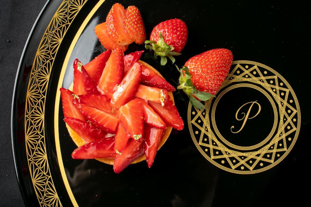 Hotel Le Premier Zagreb Exterior foto A strawberry tart