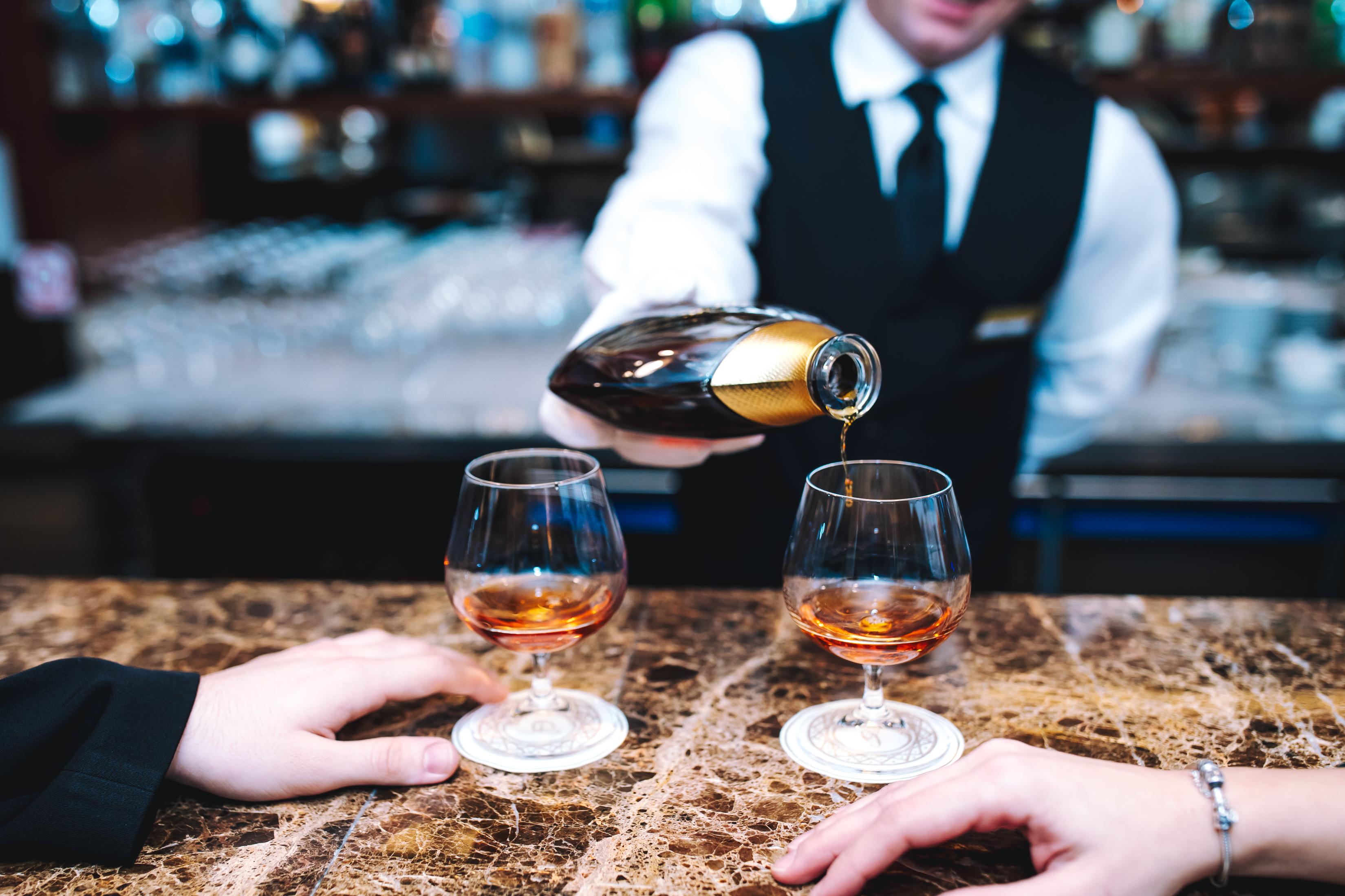 Hotel Le Premier Zagreb Exterior foto A bartender serving cognac