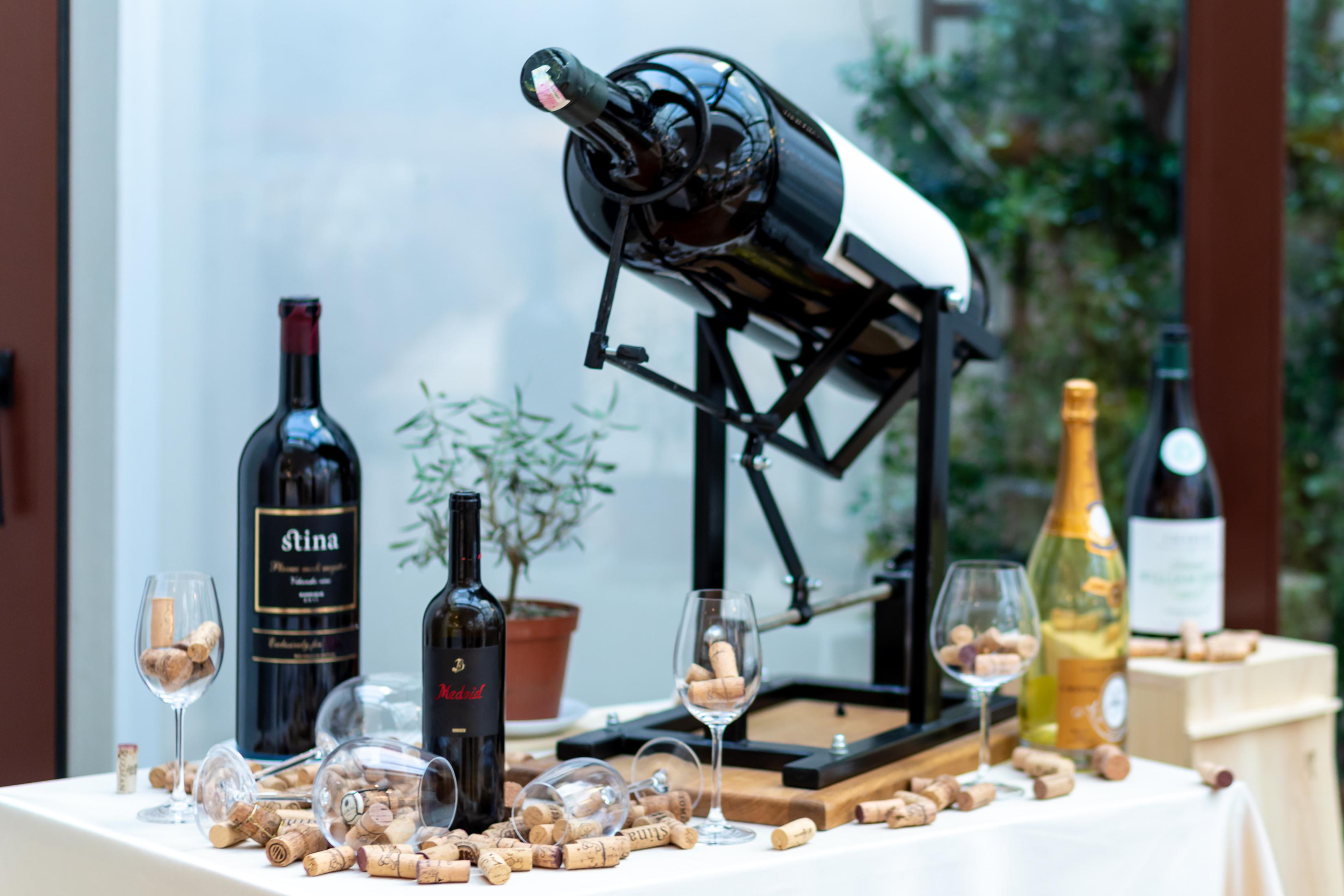 Hotel Le Premier Zagreb Exterior foto Wine carousel