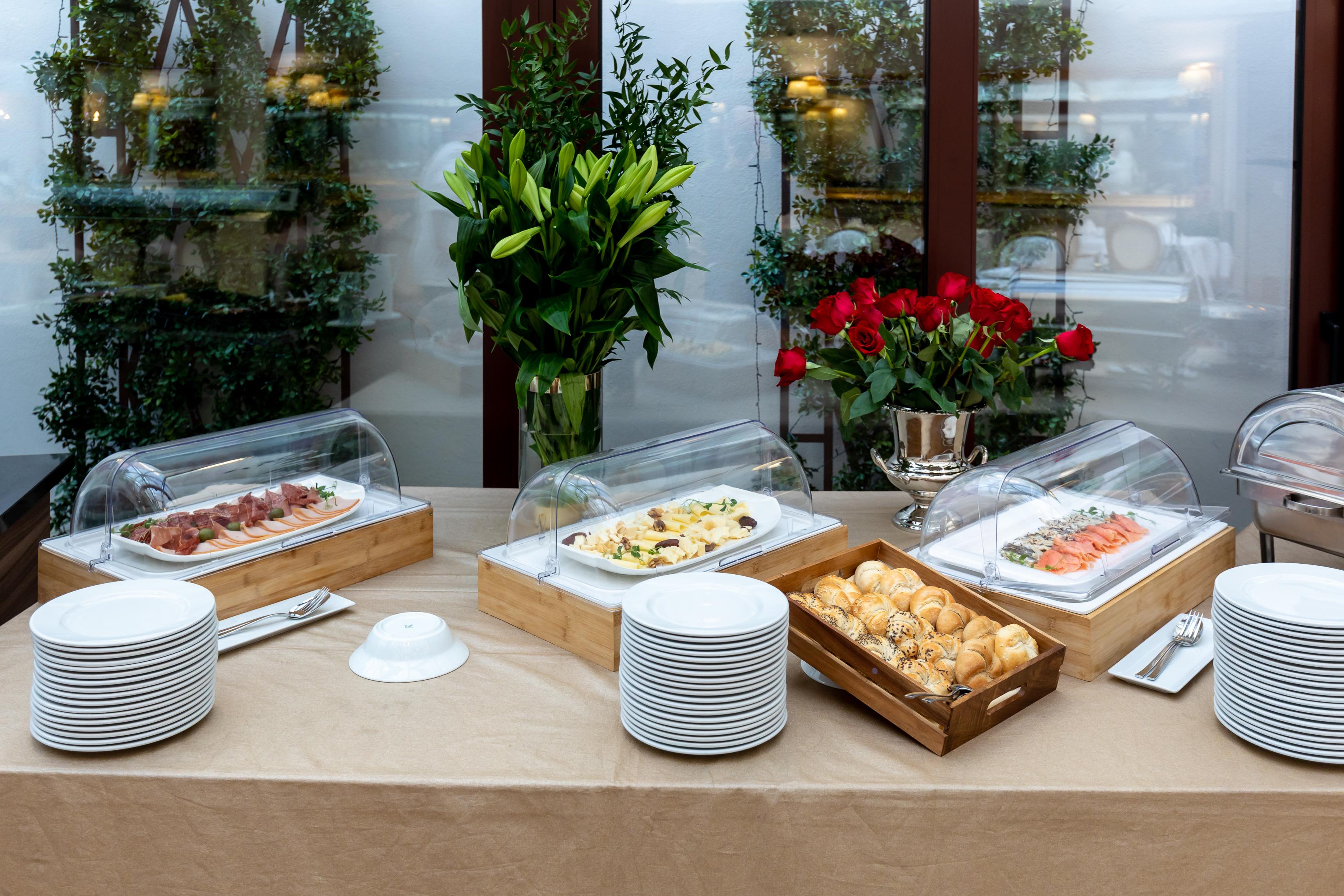 Hotel Le Premier Zagreb Exterior foto A buffet at a hotel