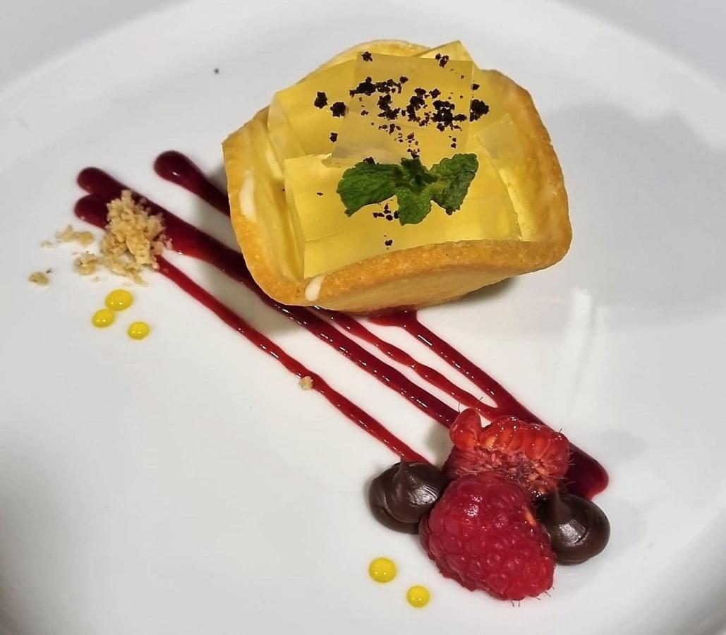 Hotel Le Premier Zagreb Exterior foto A dessert