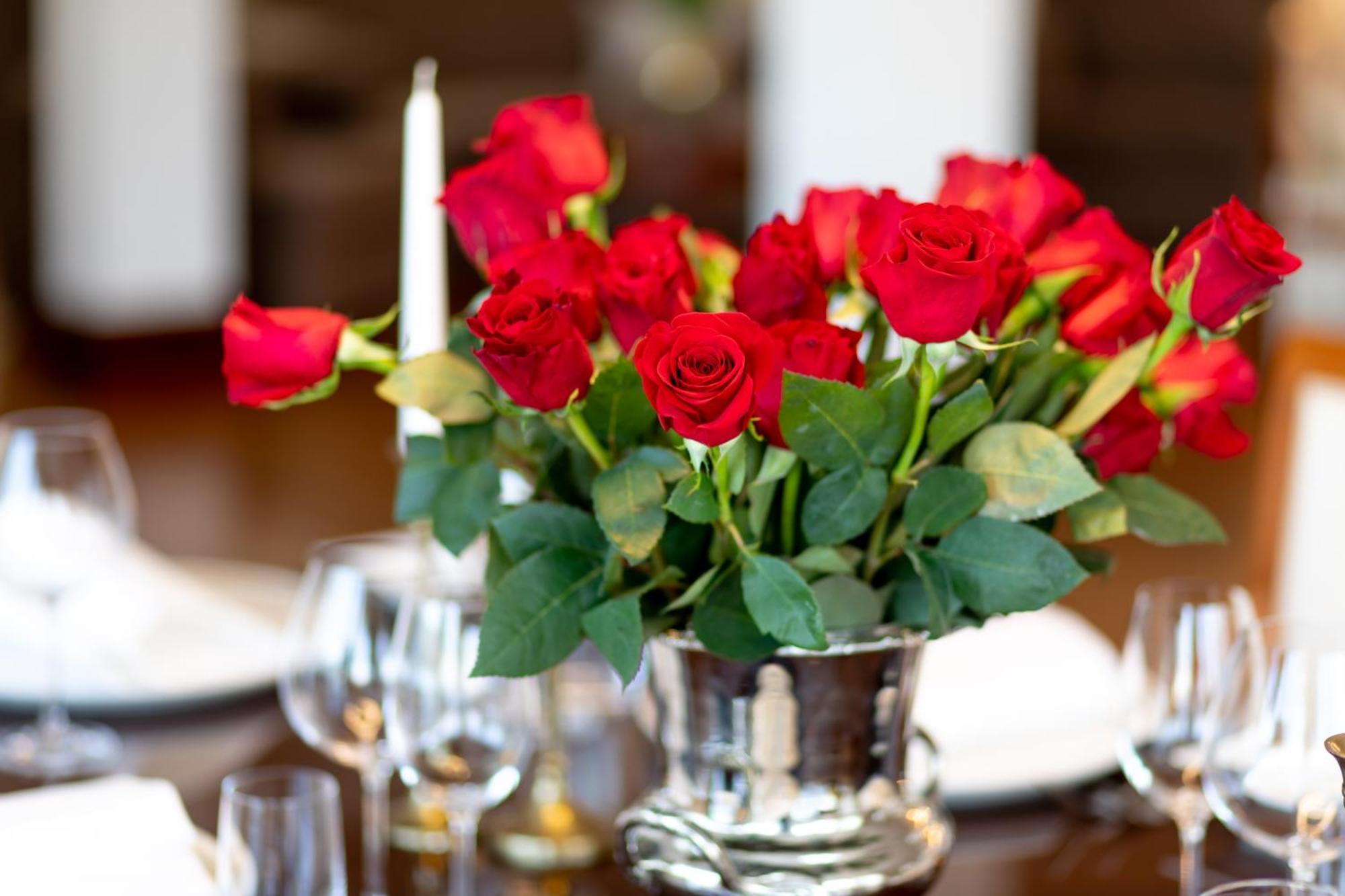 Hotel Le Premier Zagreb Exterior foto Roses in a vase