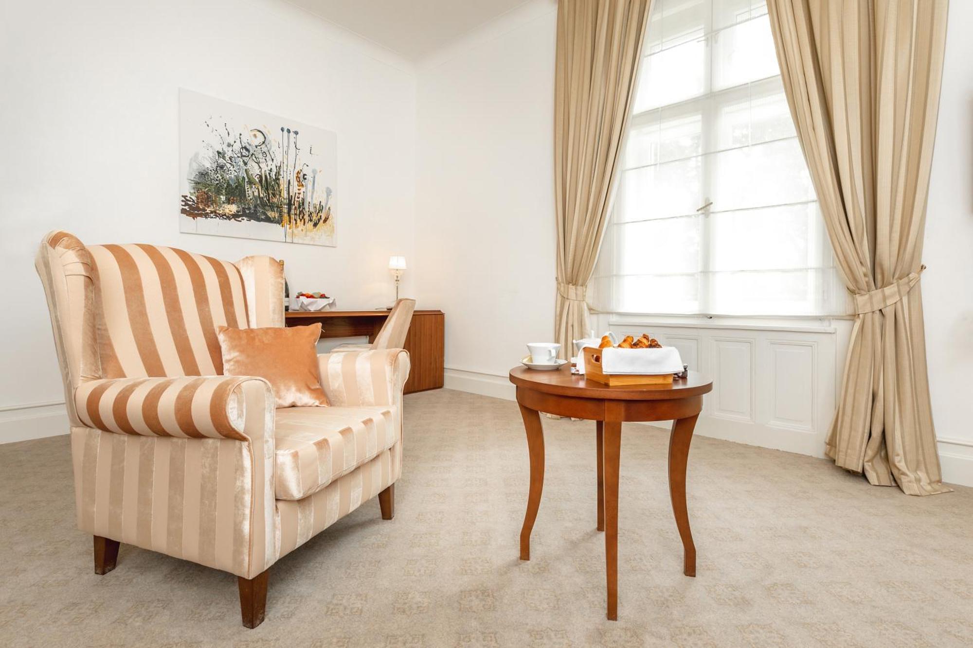 Hotel Le Premier Zagreb Habitación foto A room with carpet flooring
