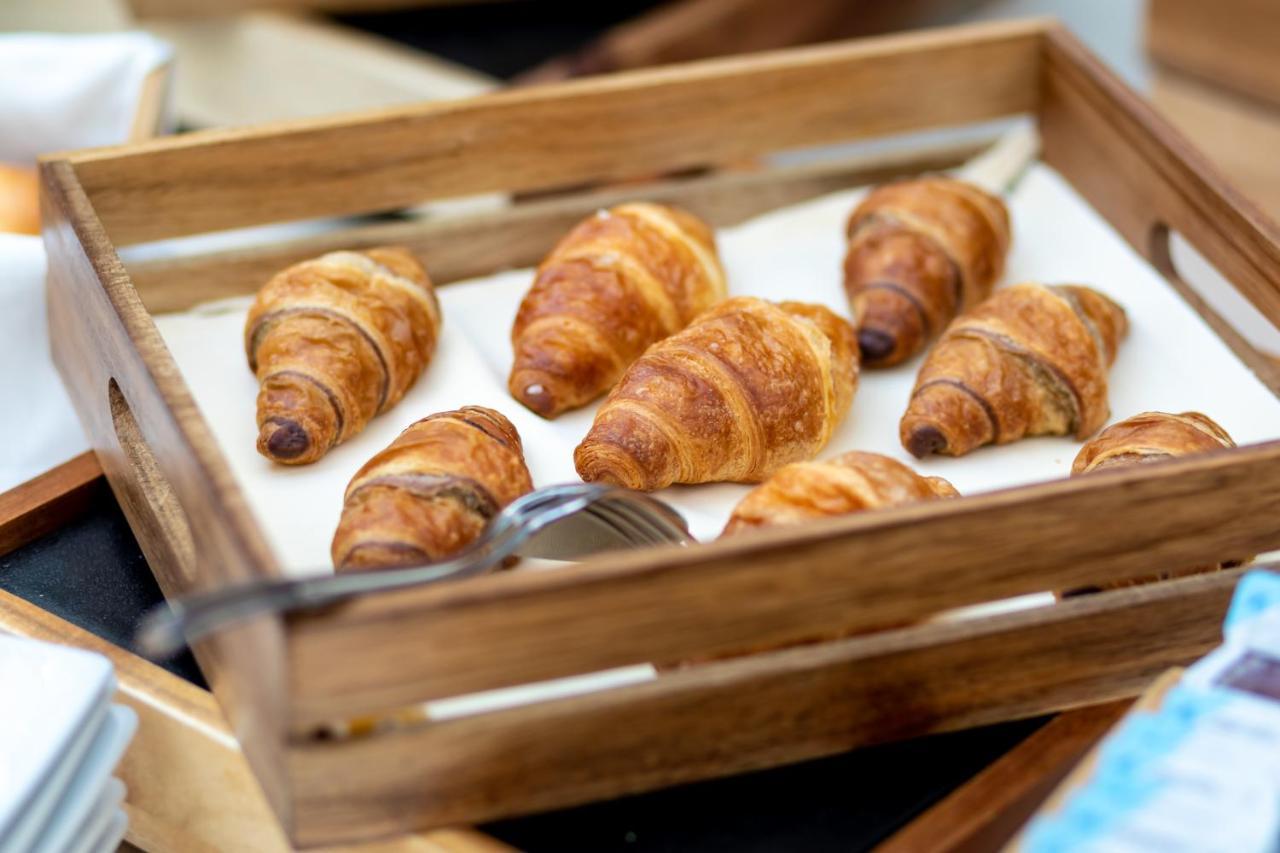Hotel Le Premier Zagreb Exterior foto Croissants