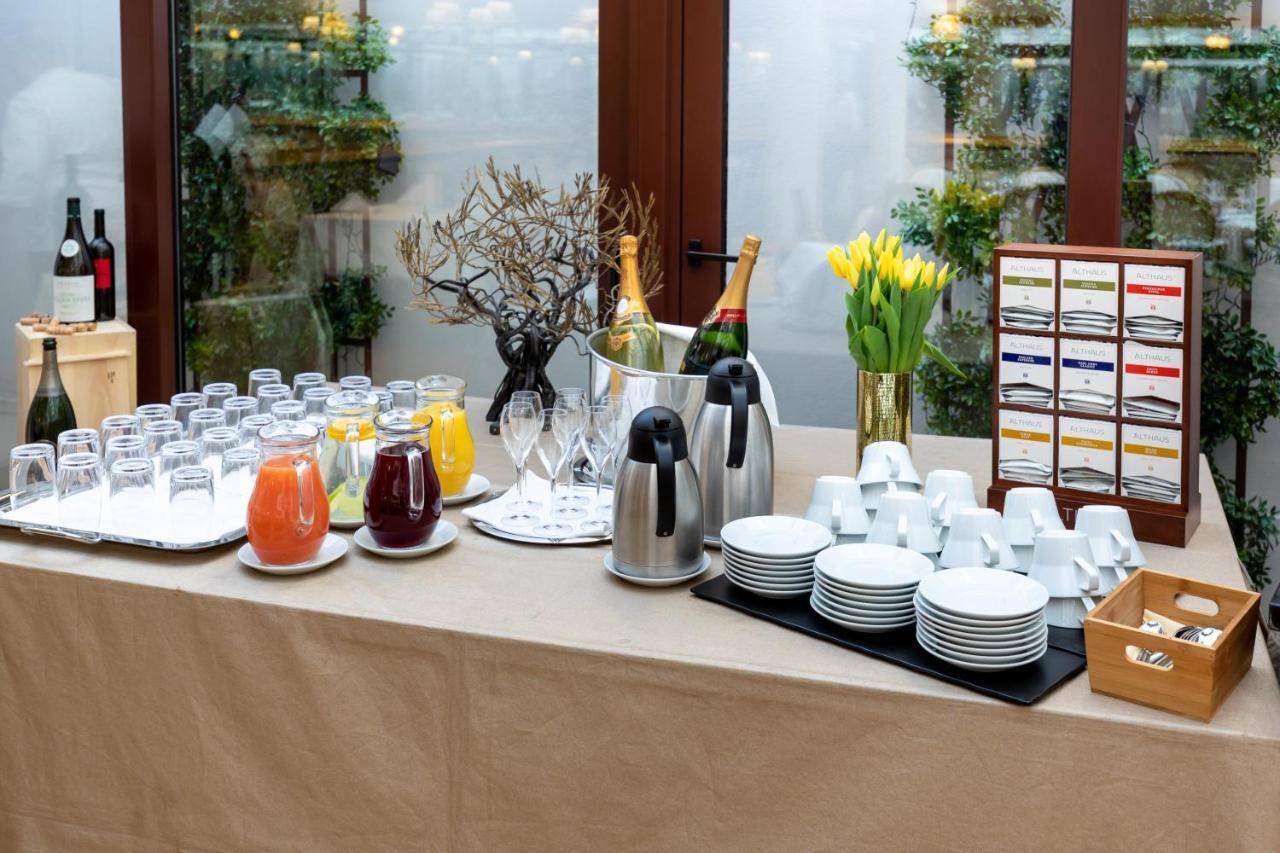 Hotel Le Premier Zagreb Exterior foto A buffet at a hotel